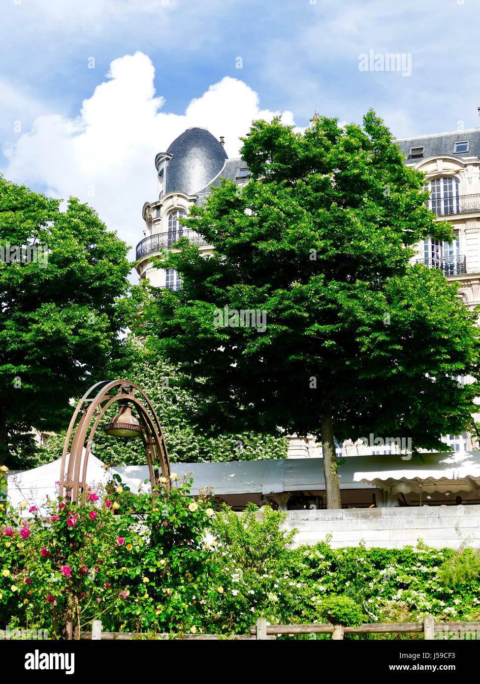 Edificio Haussmann torreggia su Jardin du Port de l'Arsenal e tebts bianco di una fiera antiquaria. Parigi, Francia Foto Stock