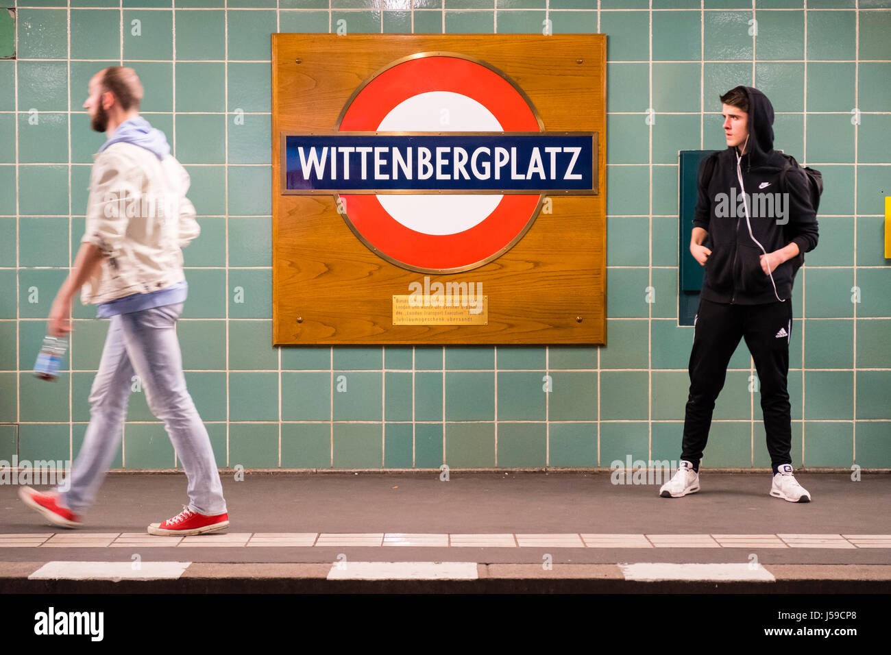 Wittenbergplatz U-Bahn metropolitana stazione ferroviaria di Berlino, Speciale London Underground segno presentato come un dono per celebrare la Regina Elisabetta II Gold Foto Stock