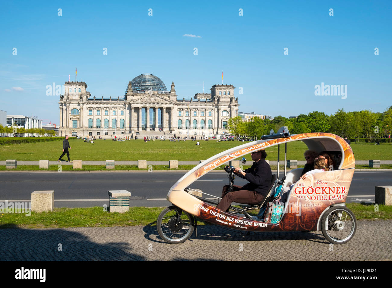 Gita turistica di rickshaw di fronte al Reichstag di Berlino, Germania Foto Stock