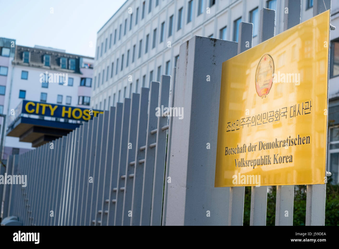 Vista esterna del City Hostel a Berlino si trova vicino a North Korean Embassy che polemicamente possiede e affitta la costruzione in contraventi Foto Stock