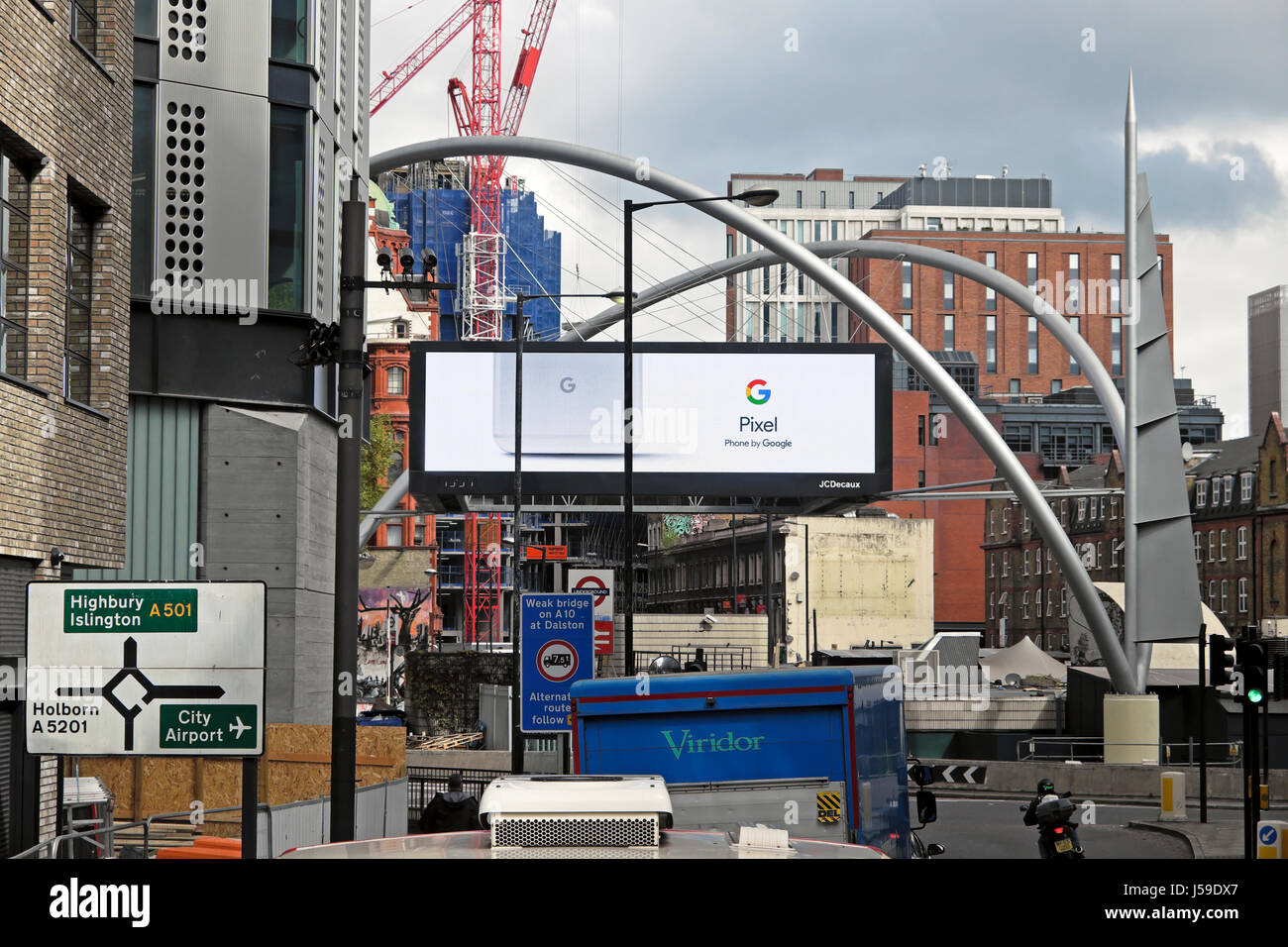 Vista del cartello pubblicitario per Google G pixel Mobile Phone a Old Street o Silicon Roundabout con vista sul traffico dall'autobus di Londra nel Regno Unito KATHY DEWITT Foto Stock