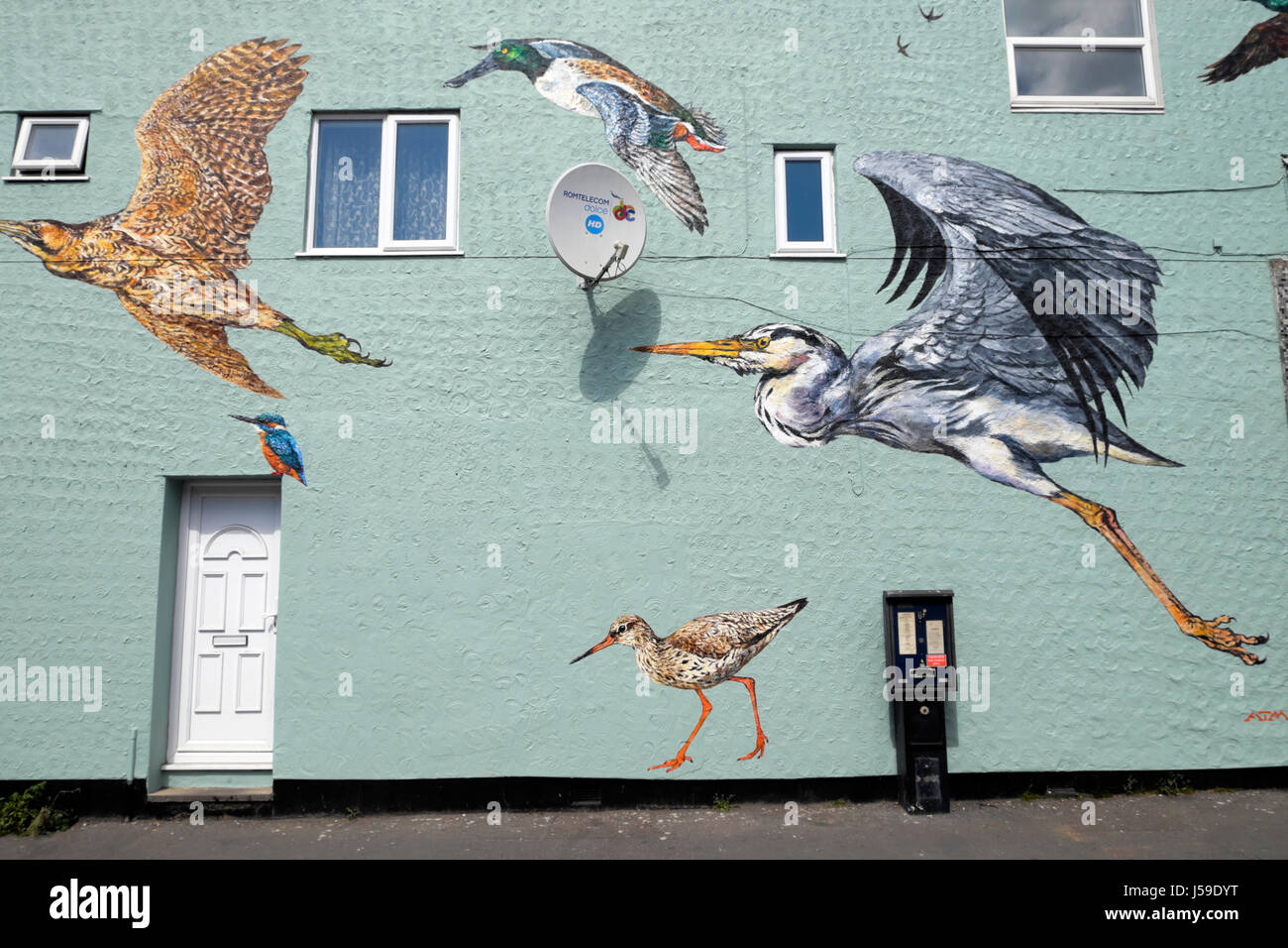 La pittura di uccelli di zone umide di volo uccelli su una parete di un edificio su Coppermill Lane in Walthamstow, East London REGNO UNITO KATHY DEWITT Foto Stock