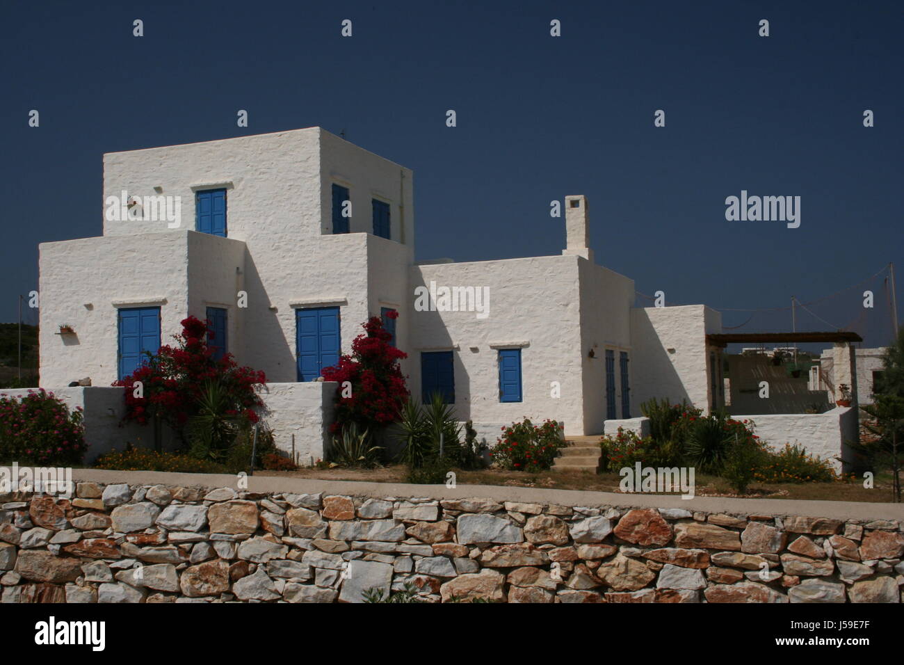 Grecia nuovo edificio griechischer stil kykladenstil blaue tren weie wnde weier Foto Stock