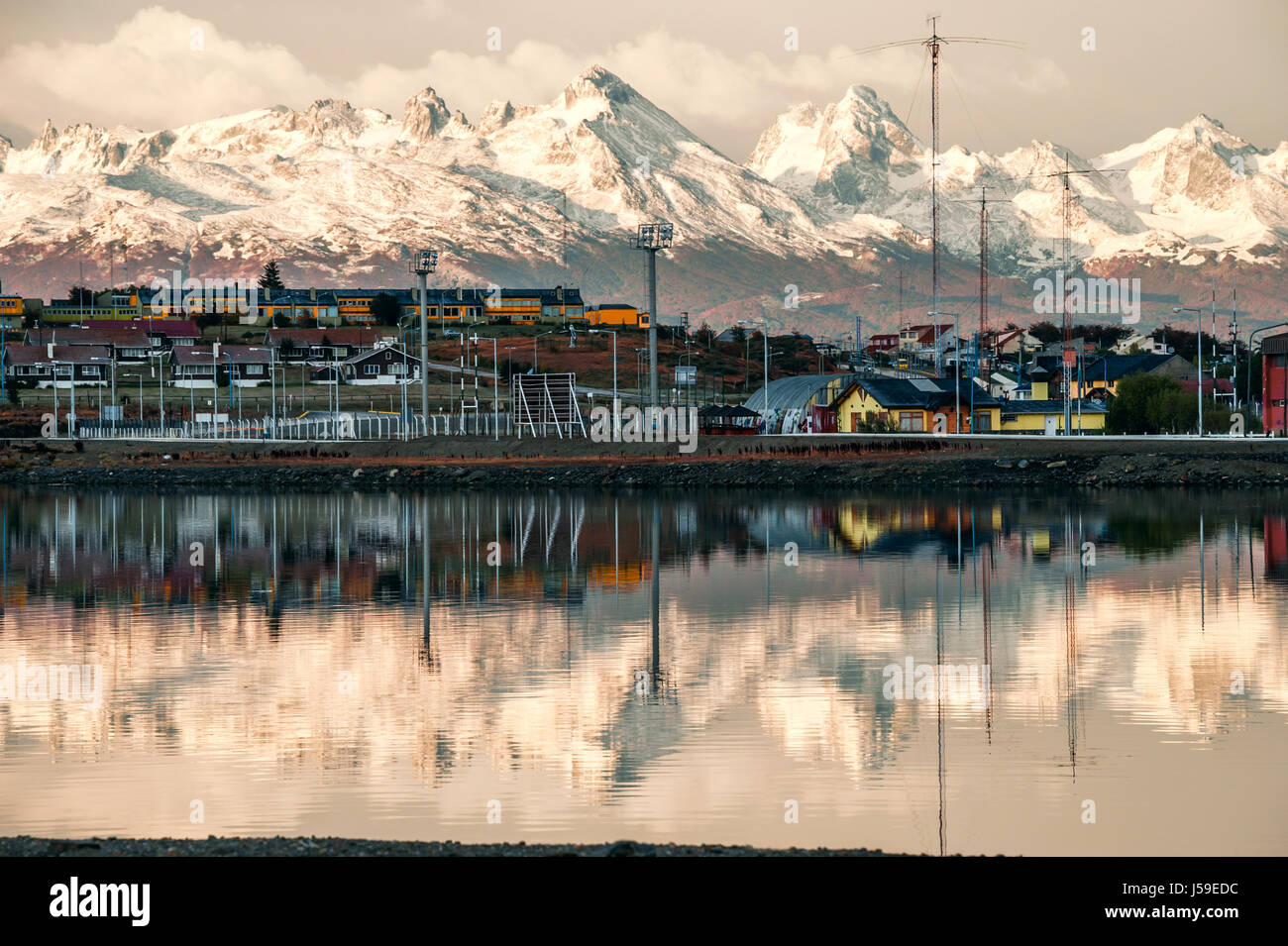 La riflessione dei più meridionale della città dell'Argentina in serena mattina acqua del Canale di Beagle. Ushuaia è la capitale della provincia argentina di T Foto Stock