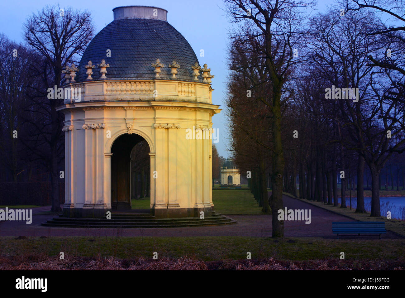 Blu parco storico giardino inverno freddo verde tramonto barocco sera raggi solari Foto Stock