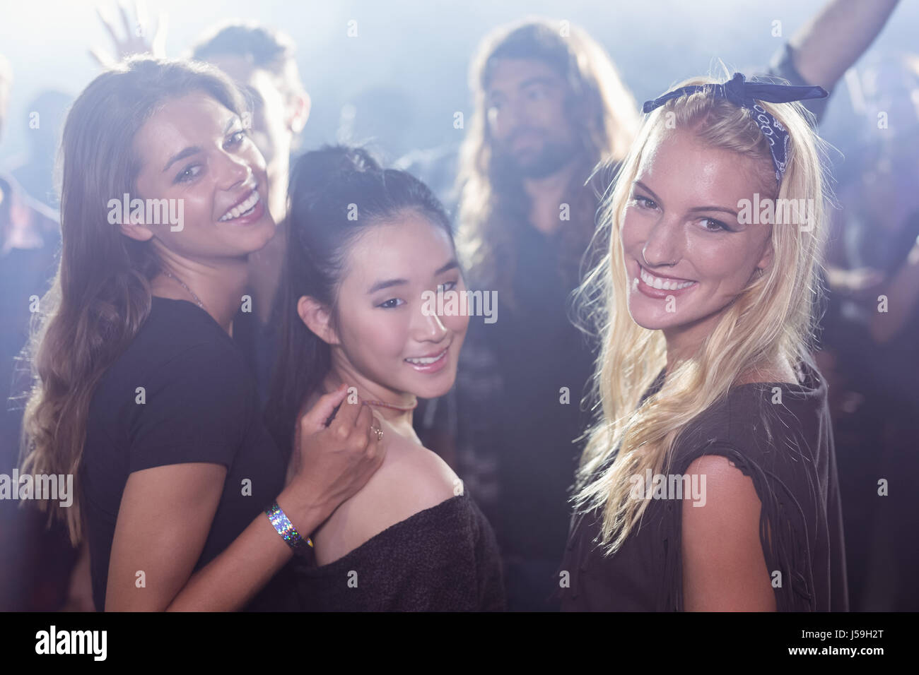 Ritratto di giovane donna amici godendo al nightclub Foto Stock