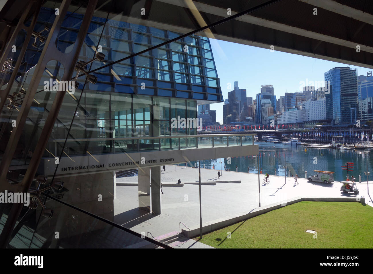 Vista sul Darling Harbour dal Centro Internazionale dei Congressi, Sydney, NSW, Australia. No signor o PR Foto Stock