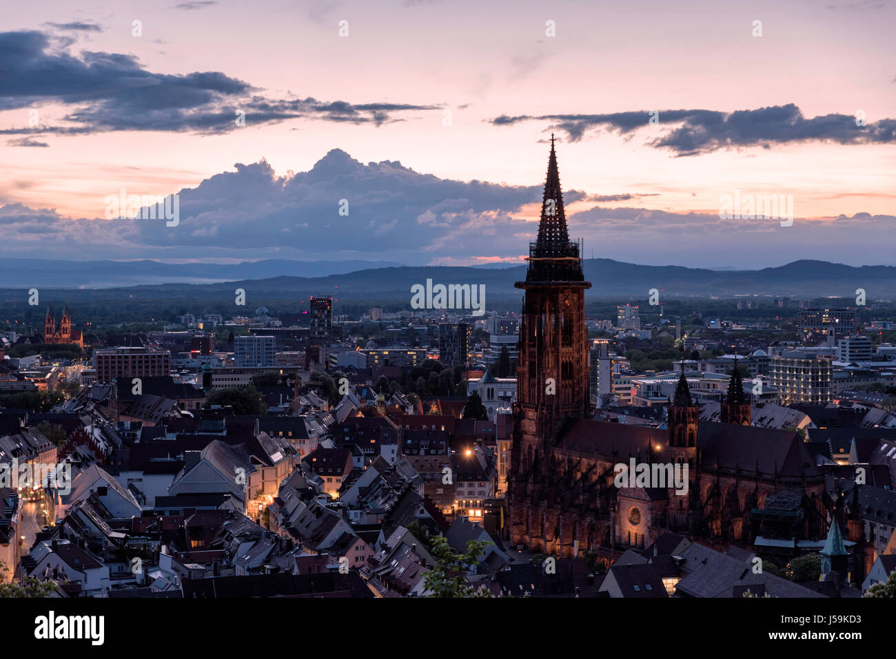 Vista al tramonto di Friburgo, Germania con il Friburgo Münster (cattedrale) in primo piano. Foto Stock