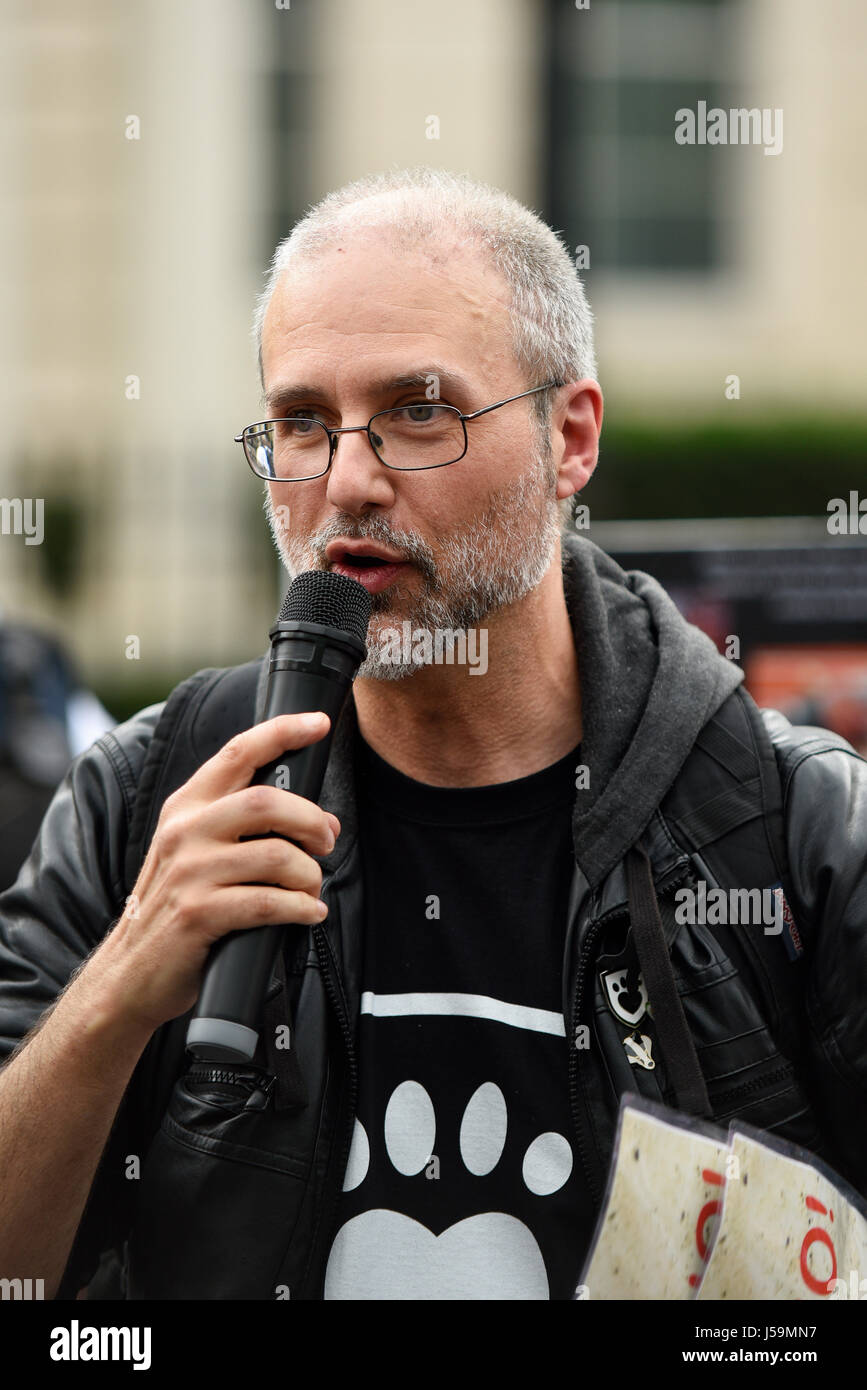 Jordi Casamitjana protestò contro la corrida durante una marcia dimostrativa che si concluse fuori dall'ambasciata spagnola a Londra, nel Regno Unito. Ethical Vegan Foto Stock
