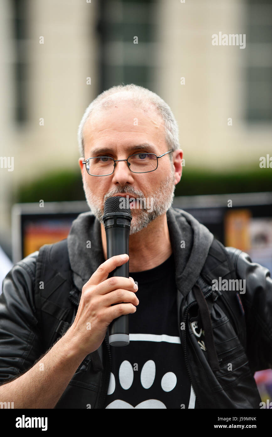 Jordi Casamitjana protestando contro la corrida durante una dimostrazione di marzo che termina al di fuori dell'ambasciata spagnola a Londra. Vegan Foto Stock