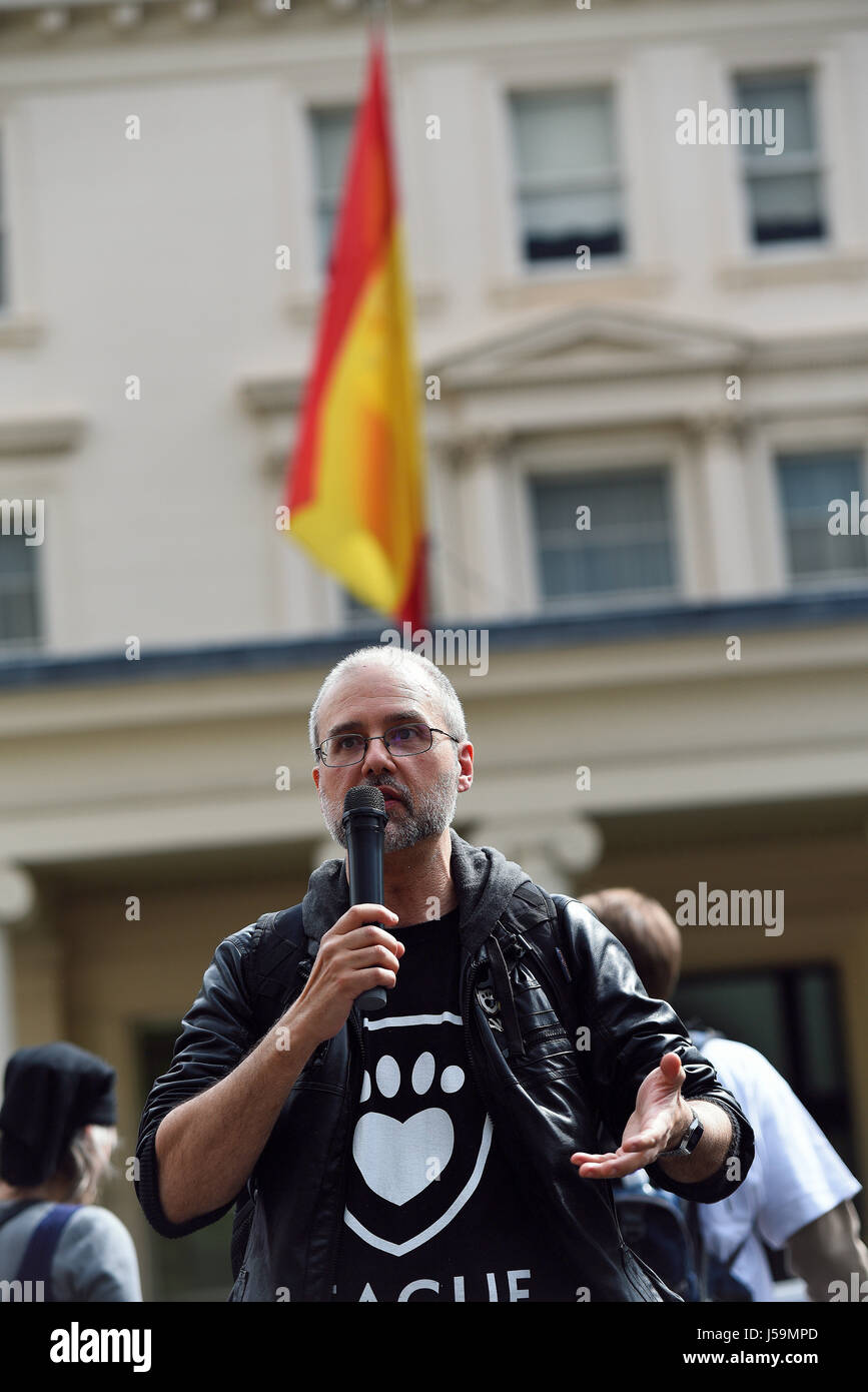 Jordi Casamitjana protestando contro la corrida durante una dimostrazione di marzo che termina al di fuori dell'ambasciata spagnola a Londra. Foto Stock