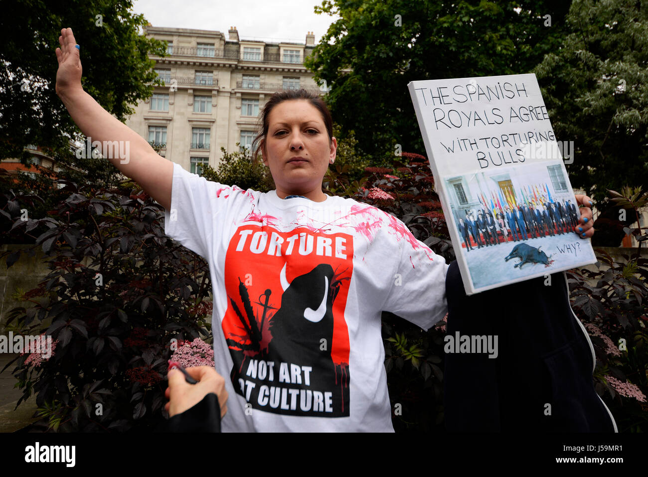 Donne che protestavano contro la corrida durante una dimostrazione di marzo che termina al di fuori dell'ambasciata spagnola a Londra. Foto Stock