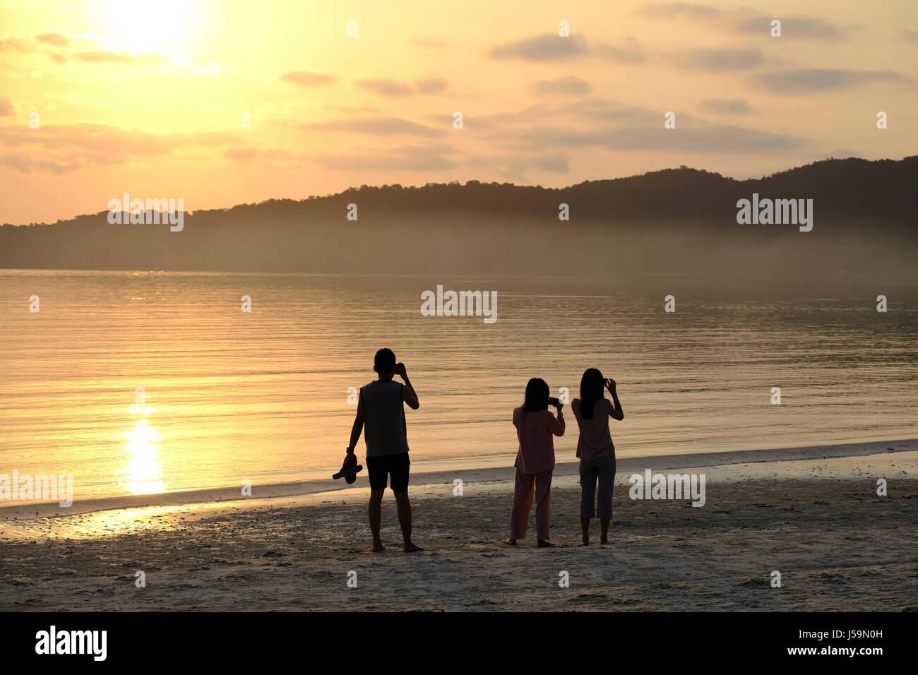 I turisti scattare foto di un tramonto. Asia, Sud Est Asiatico, Cambogia, Koh Rong Samloen isola Foto Stock