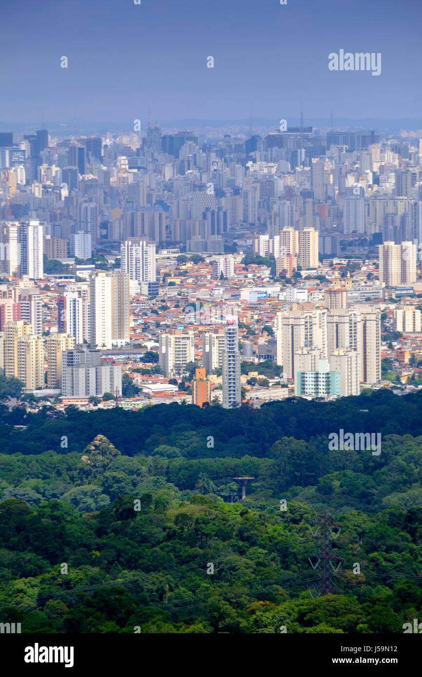 Urban skyline di Sao Paulo shot dalla foresta nella Serra da Cantareira montagne Foto Stock