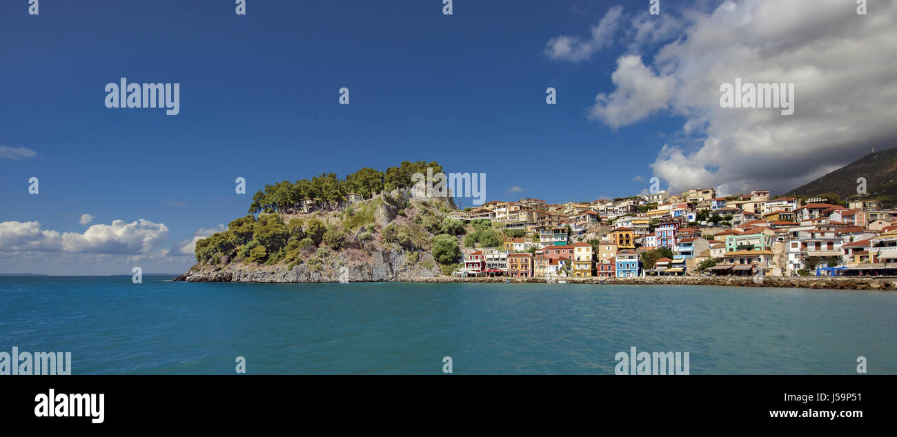 Vista di Parga resort, il suo porto e castello, presso la costa occidentale Epiro, nel Mar Ionio, Grecia Foto Stock