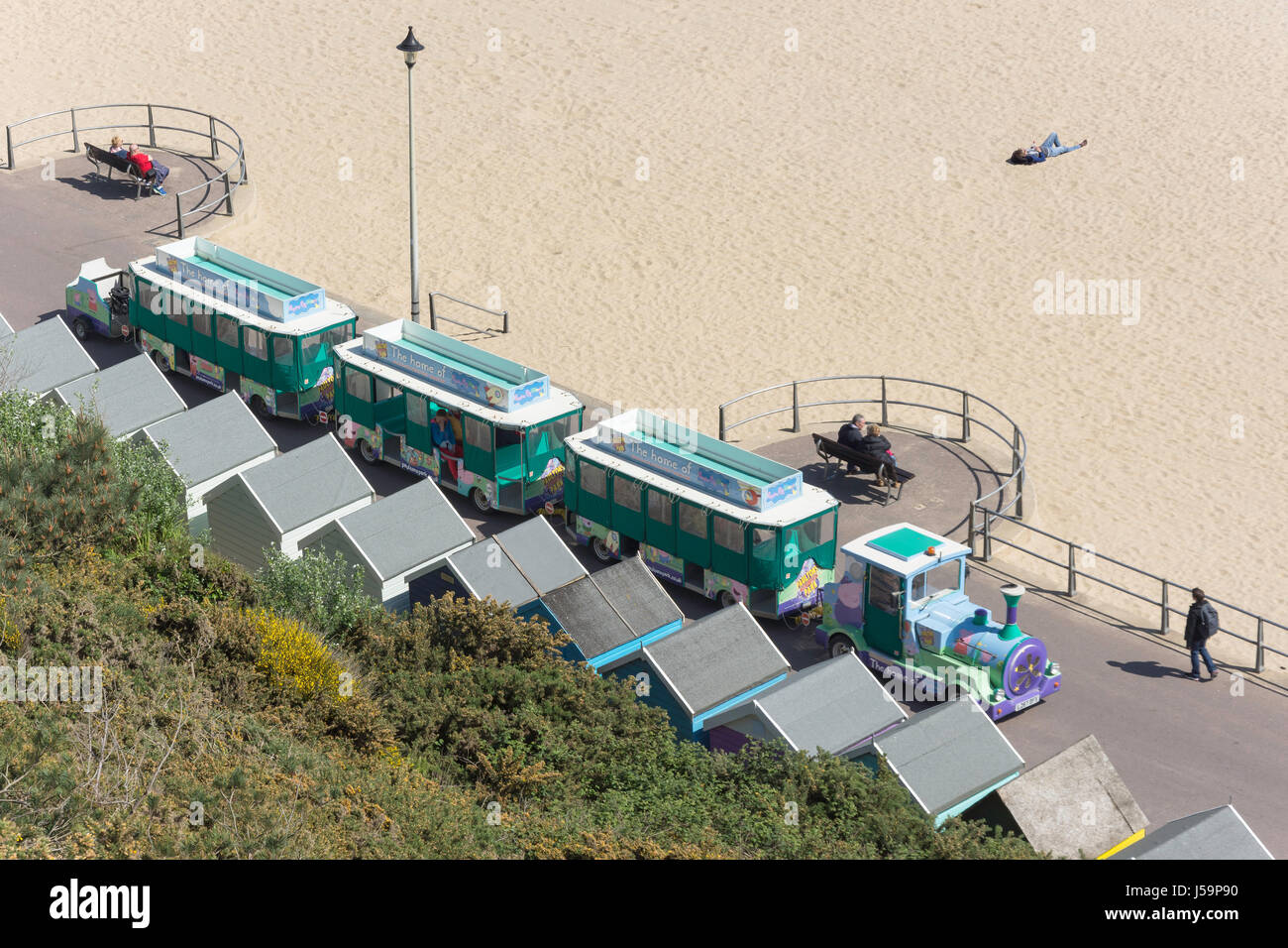 Il lungomare di treno sulla West beach promenade, Bournemouth Dorset, England, Regno Unito Foto Stock