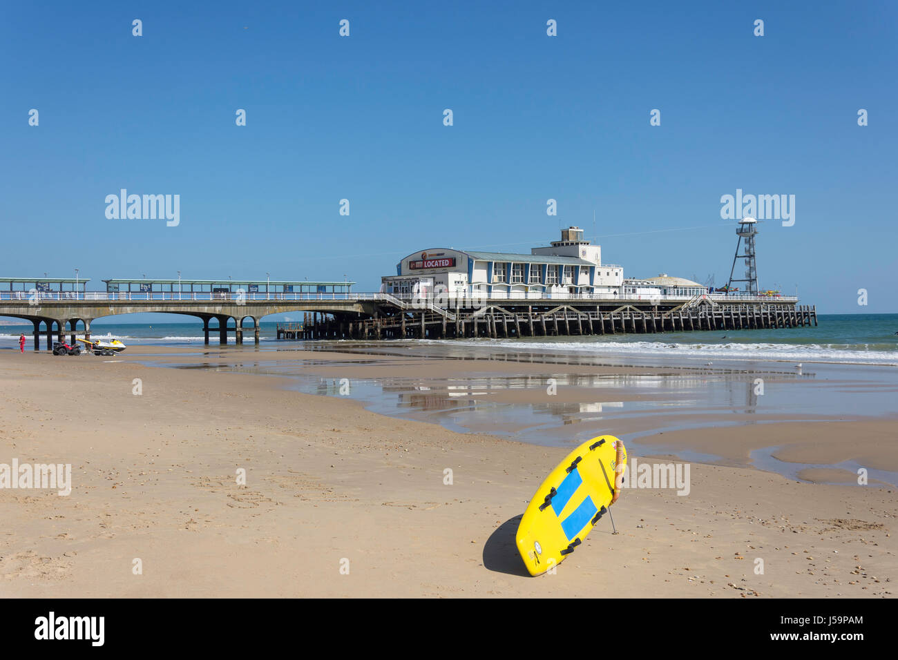 Bournemouth Pier da West Beach, Bournemouth Dorset, England, Regno Unito Foto Stock