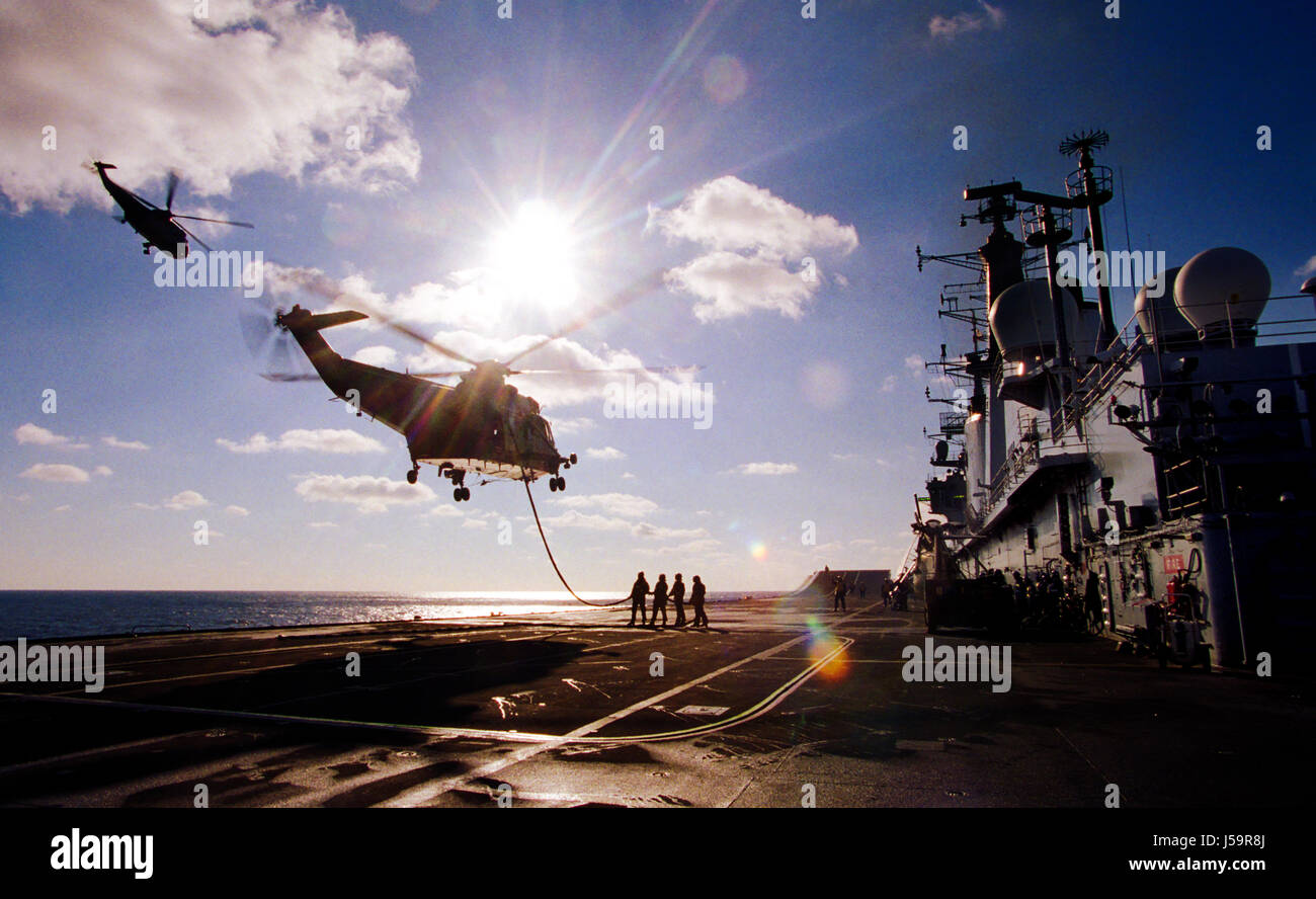 La Royal Navy portaerei HMS invincibile nella LPH (piattaforma di atterraggio elicottero), il ruolo di assalto. Un Seaking 4 elicottero essendo rifornito. Foto Stock