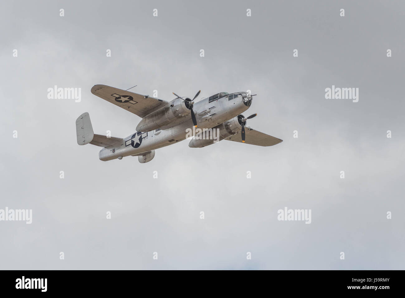 Chino, Stati Uniti d'America - 7 maggio 2017:B-25J Mitchell sullo schermo durante il piani di fama Air Show in Chino Airport. Foto Stock