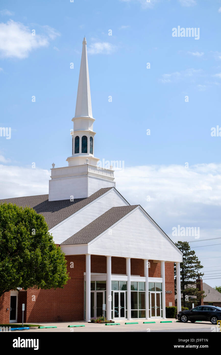 Piemonte Chiesa Battista con un alto campanile contro un cielo blu in Piemonte, Oklahoma, Stati Uniti d'America. Foto Stock