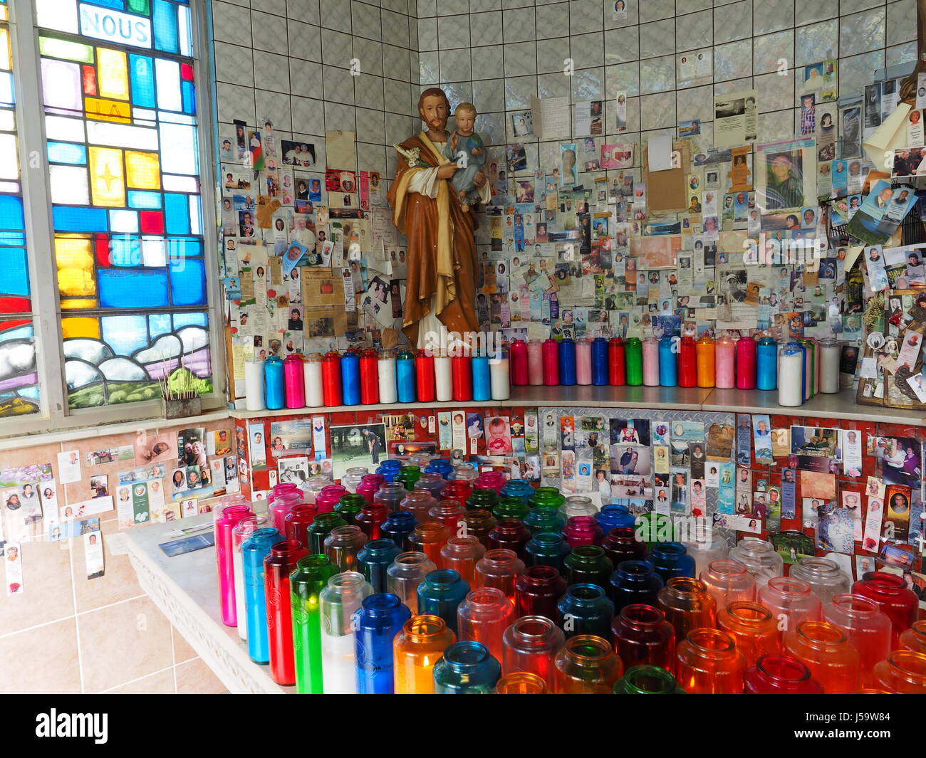 Candele presso la cattedrale di Notre Dame de la Paix nel santuario St-Thomas, Québec Foto Stock