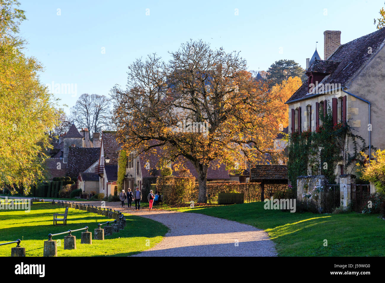 Francia, Cher, Apremont-sur-Allier, etichettati Les Plus Beaux Villages de France, il villaggio e la riva del fiume Allier in autunno Foto Stock