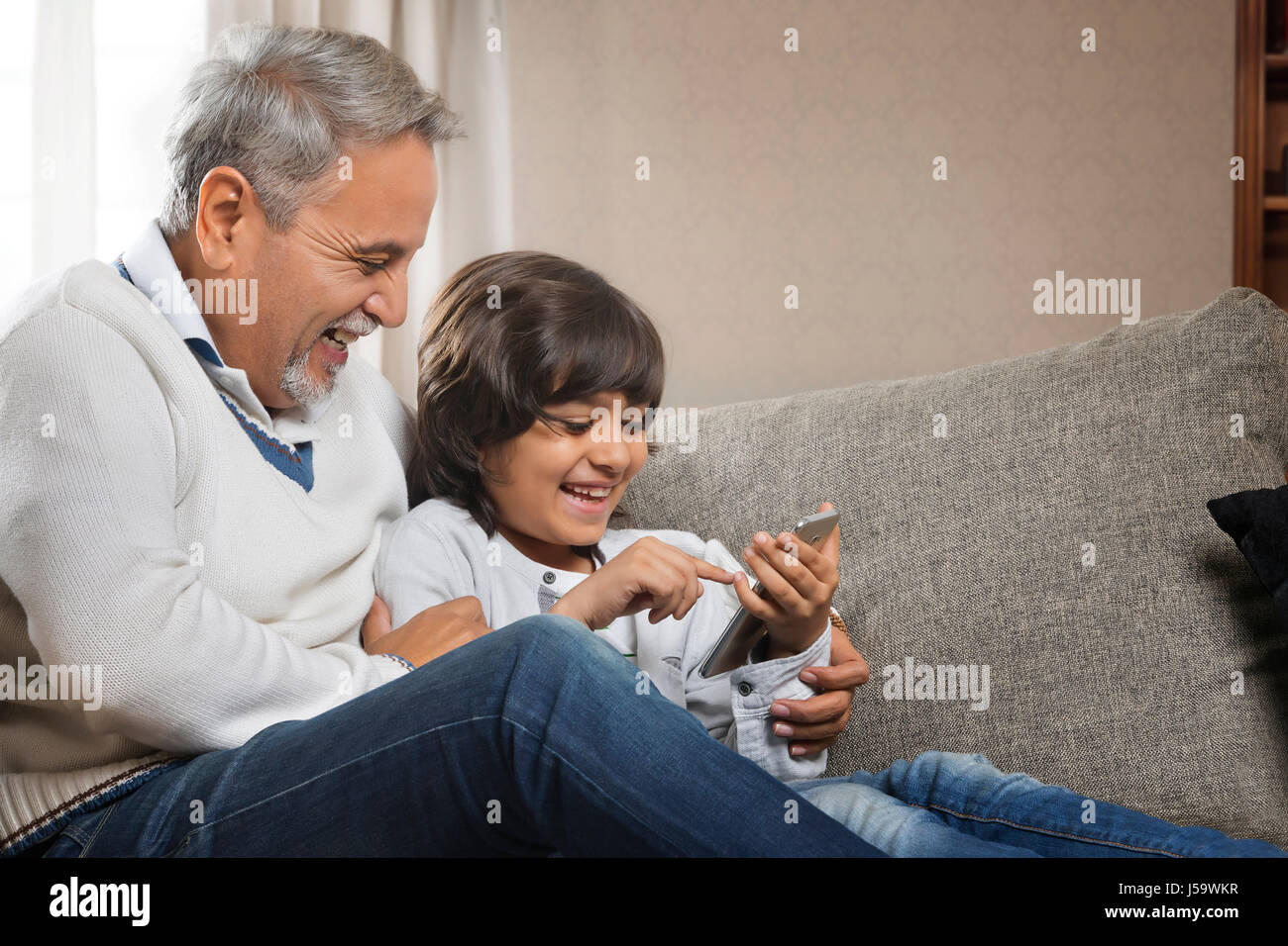 Felice nonno e nipote tramite telefono cellulare Foto Stock