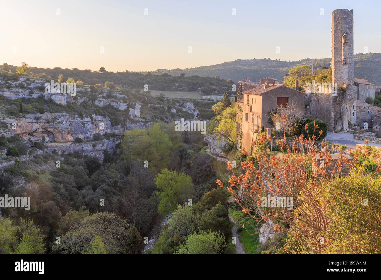 Francia, Hérault (34), Minerve, labellied Les Plus Beaux Villages de France, Gole di Briant e la candela, vestigia del castello Minerve Foto Stock