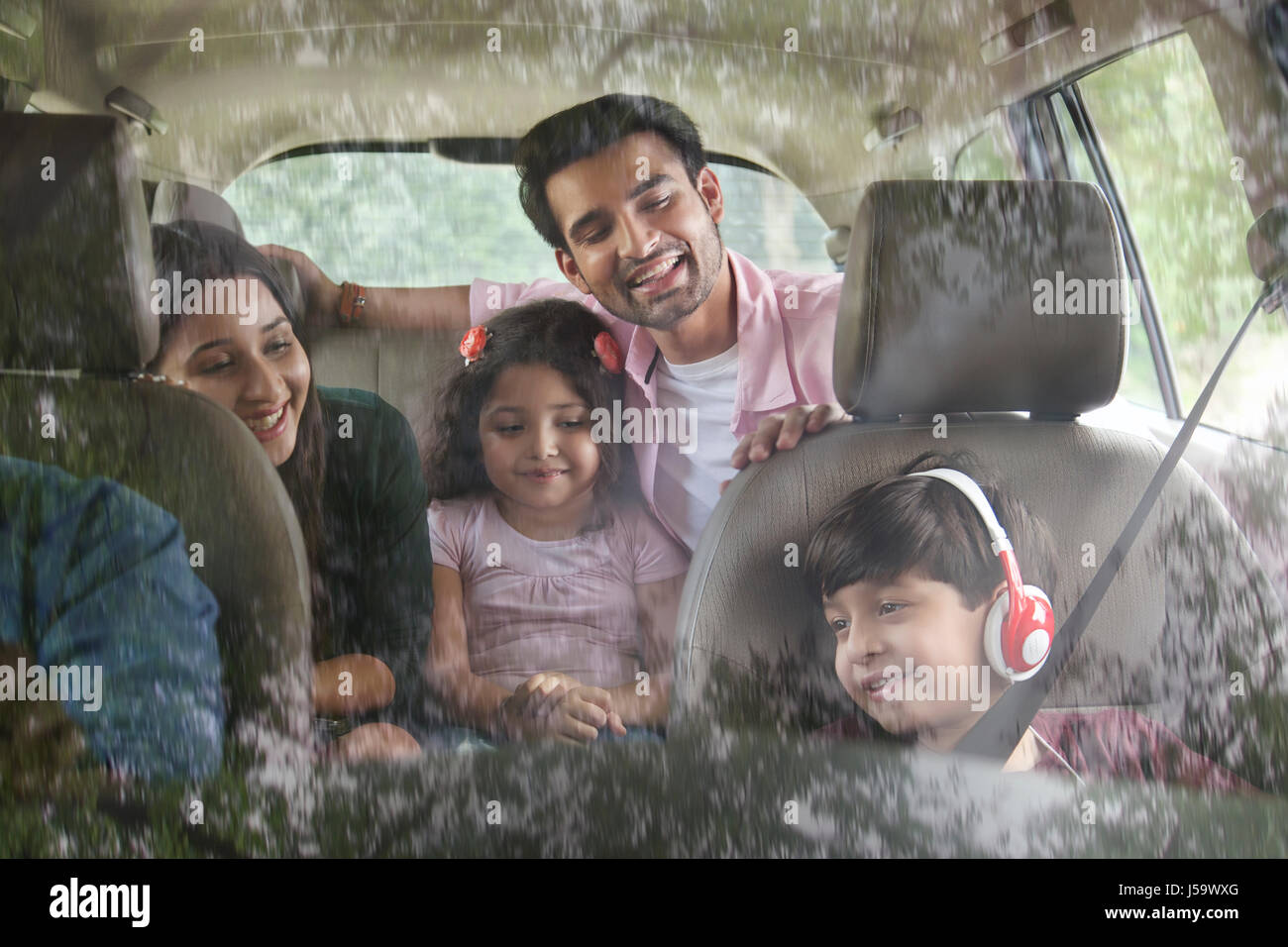 Famiglia sorridente in auto per il viaggio su strada Foto Stock