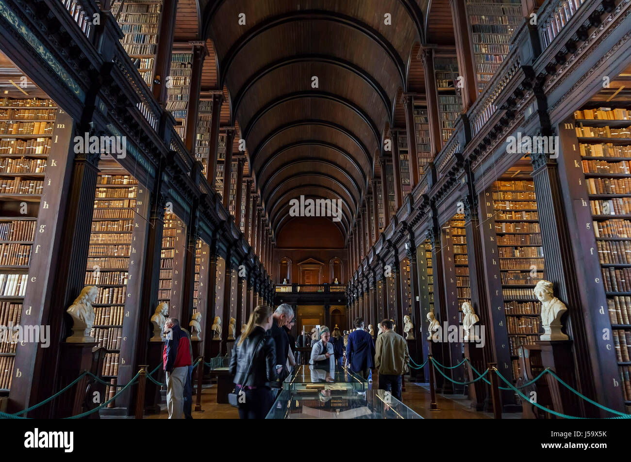 Dublin 2 maggio: la famosa vista interna del Libro di Kells del Trinity College il 2 maggio 2017 a Dublino, Irlanda Foto Stock