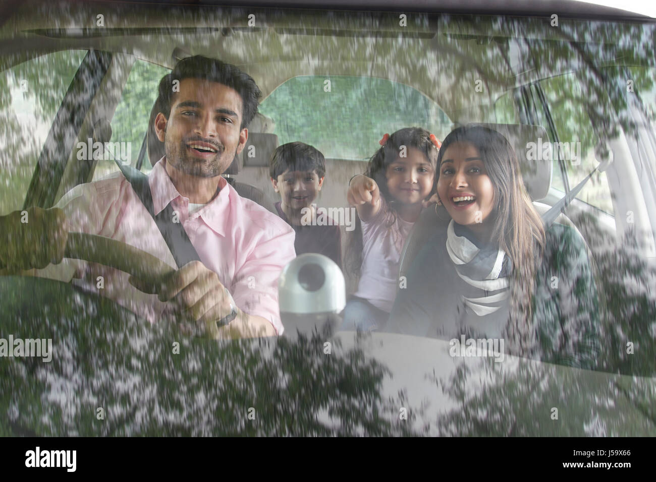 La famiglia felice seduto all'interno dell'auto Foto Stock