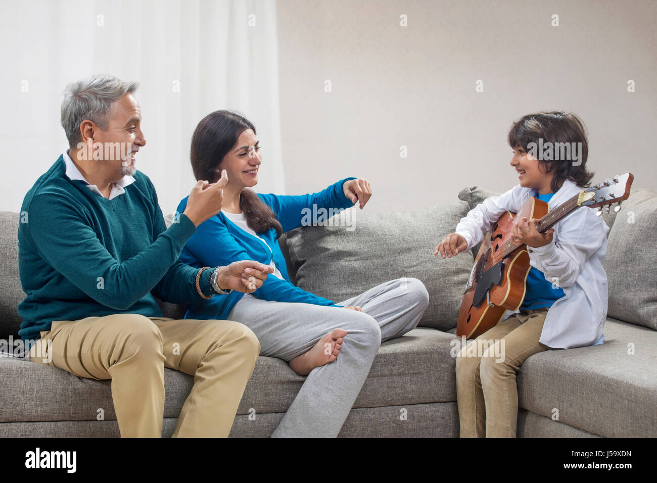 Nipote a suonare la chitarra con i suoi nonni Foto Stock