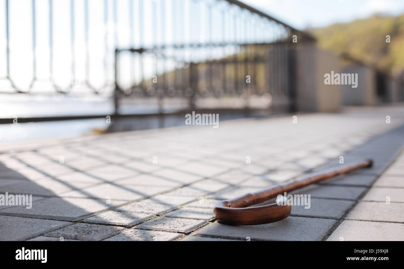 Lungo lo strumento in legno lasciando all'aperto Foto Stock