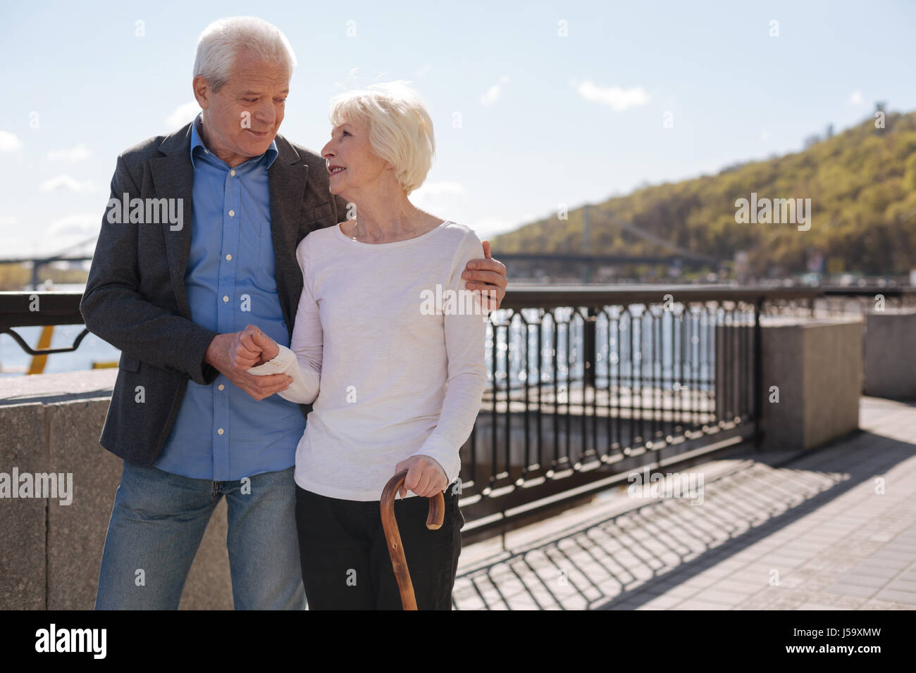 Affascinata giovane godendo di passatempo insieme vicino al fiume Foto Stock