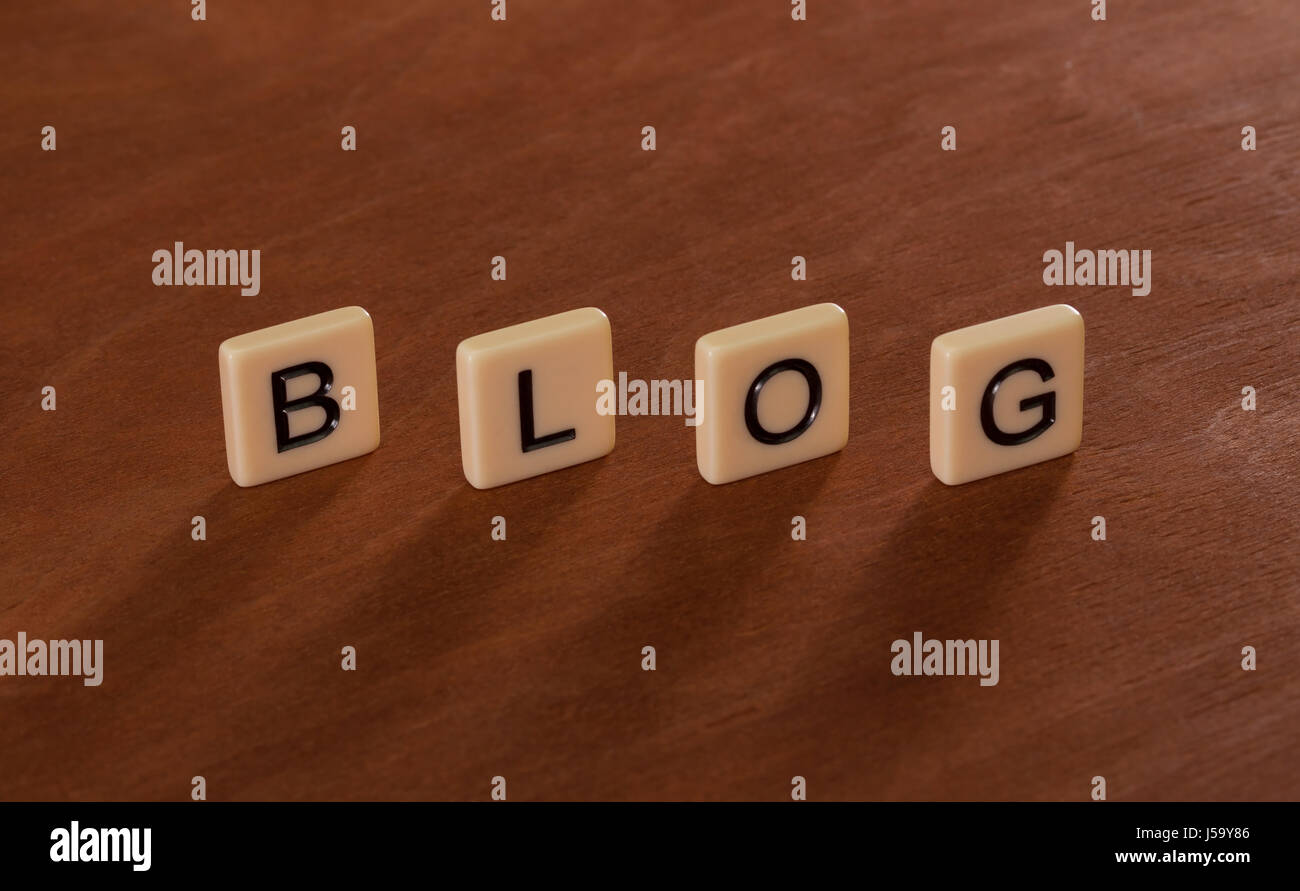 Blog personale Headline. Social networking concetto. Piastrelle color avorio con lettere maiuscole sulla scheda di mogano. Foto Stock