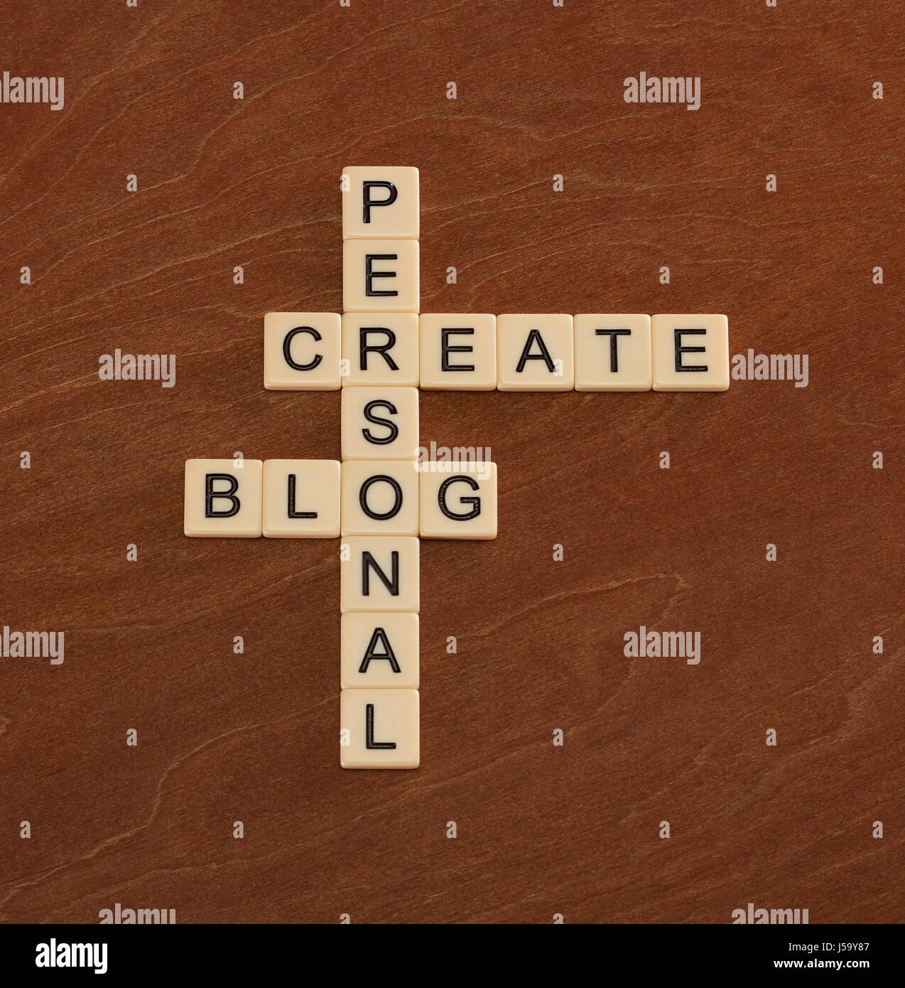 Cruciverba con parole creare blog personale. Social networking concetto. Piastrelle color avorio con lettere maiuscole sulla scheda di mogano. Foto Stock
