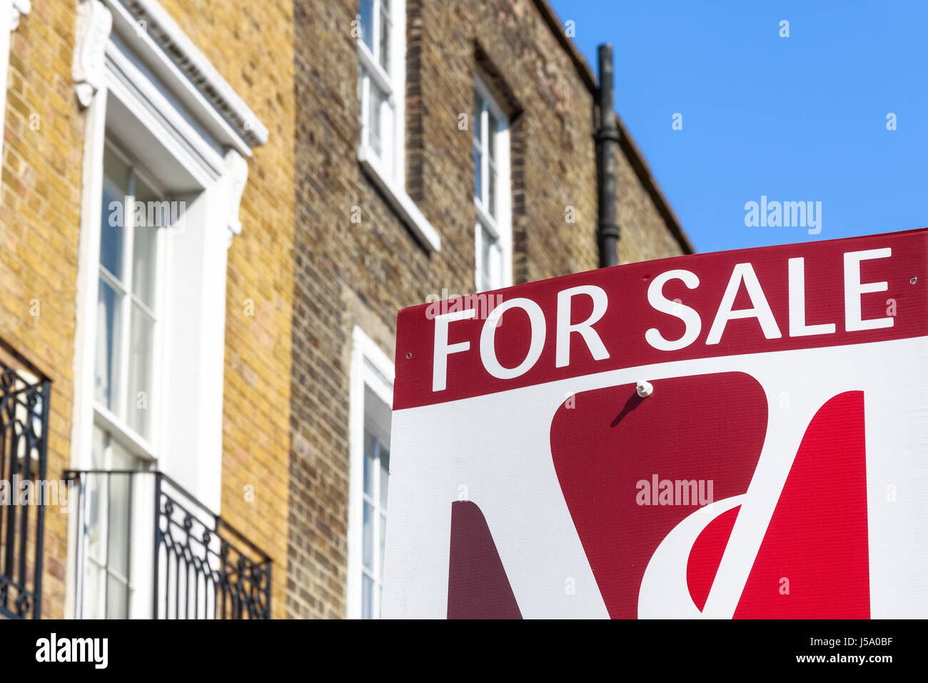 London, Regno Unito - 8 Aprile 2017 - Per il segno di vendita al di fuori di una casa cittadina inglese Foto Stock