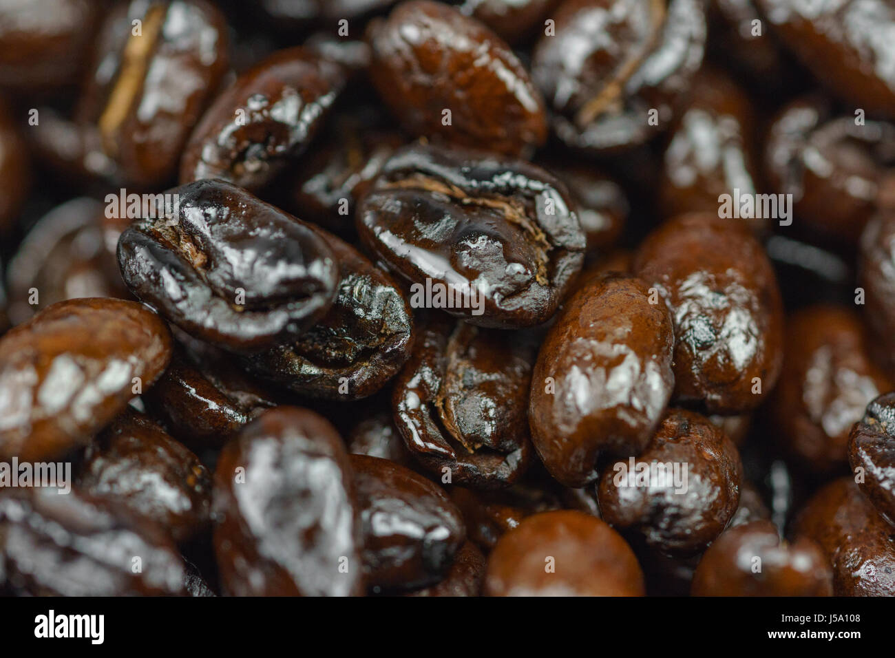 Macro colpo di scure oleoso arrosto i chicchi di caffè. Foto Stock