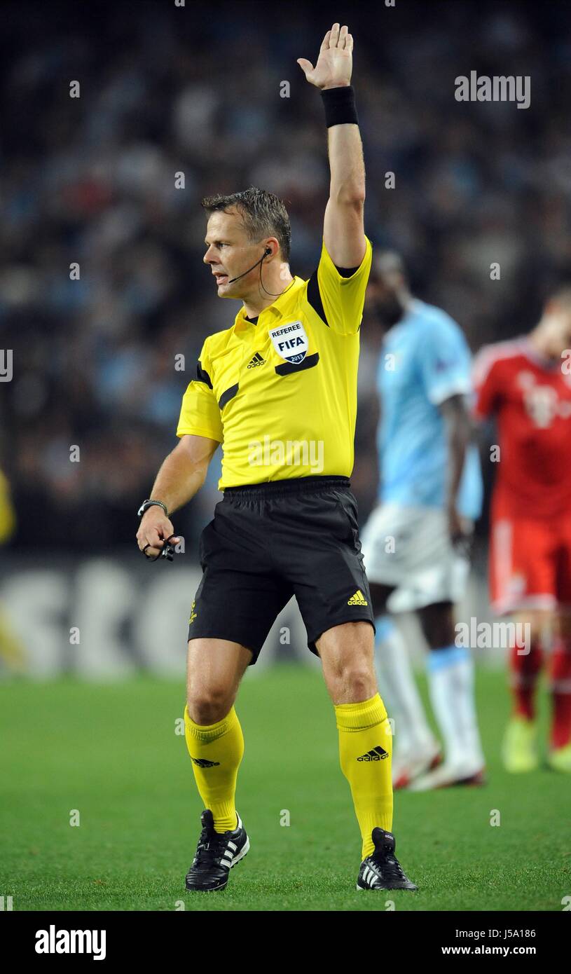 BJORN KUIPERS UEFA ARBITRO ARBITRO UEFA Etihad Stadium Manchester Inghilterra 02 Ottobre 2013 Foto Stock