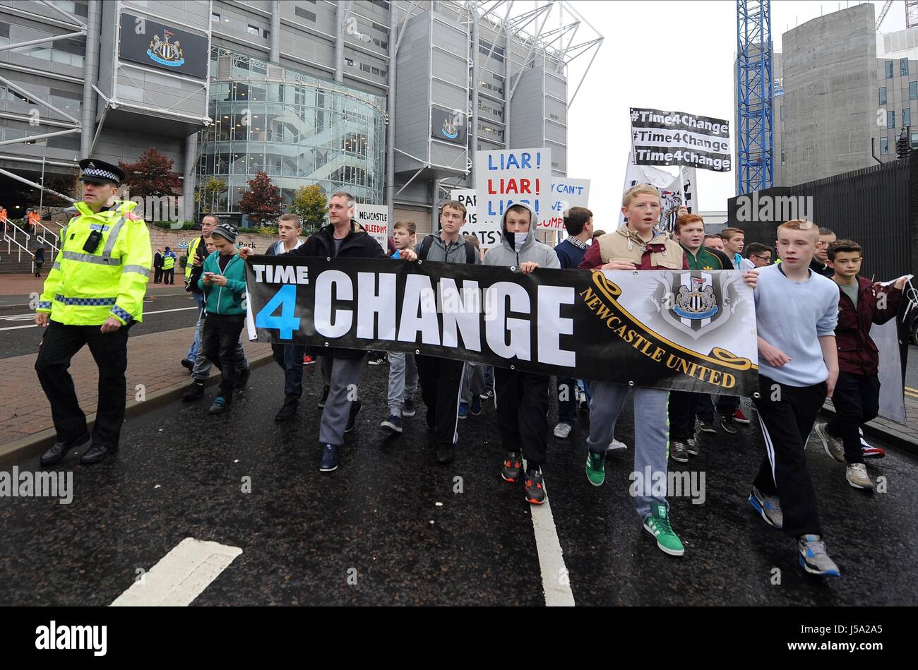 NEWCASTLE tifosi protestare St James Park Newcastle St James Park Newcastle St James Park Newcastle Inghilterra 19 Ottobre 2013 Foto Stock