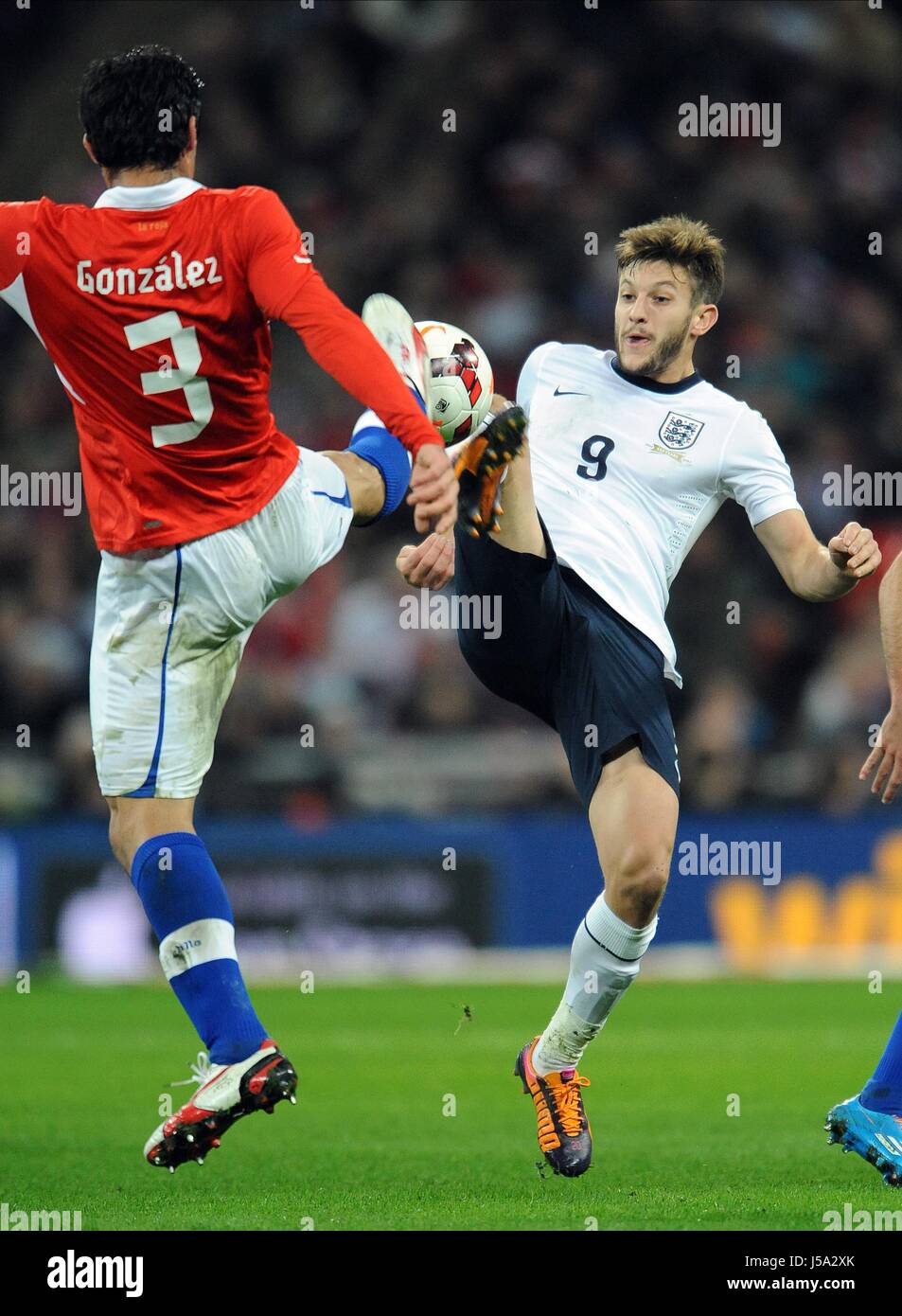 MARCOS GONZALEZ & ADAM LALLANA INGHILTERRA V CILE allo stadio di Wembley a Londra Inghilterra 15 Novembre 2013 Foto Stock