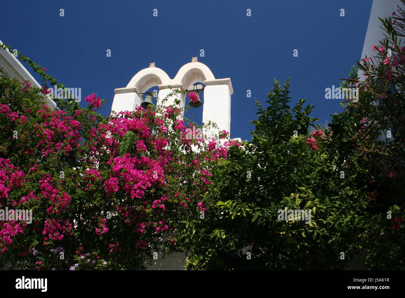 Chiesa Grecia boccole arbusto belfry zwei glocken parikia griechischer stil Foto Stock