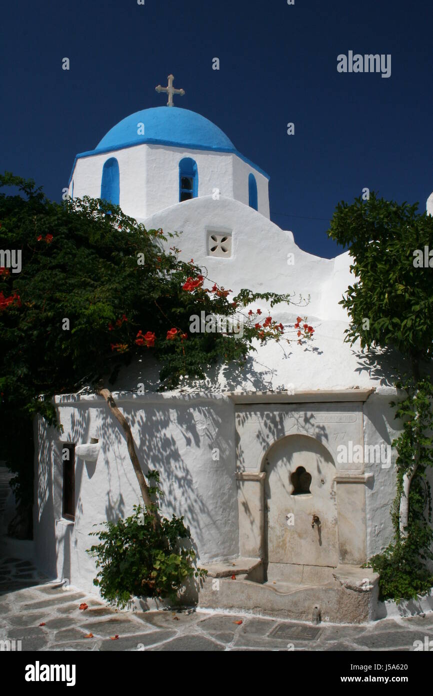 Chiesa Grecia parikia griechischer stil kykladenstil blauer himmel alter bau Foto Stock