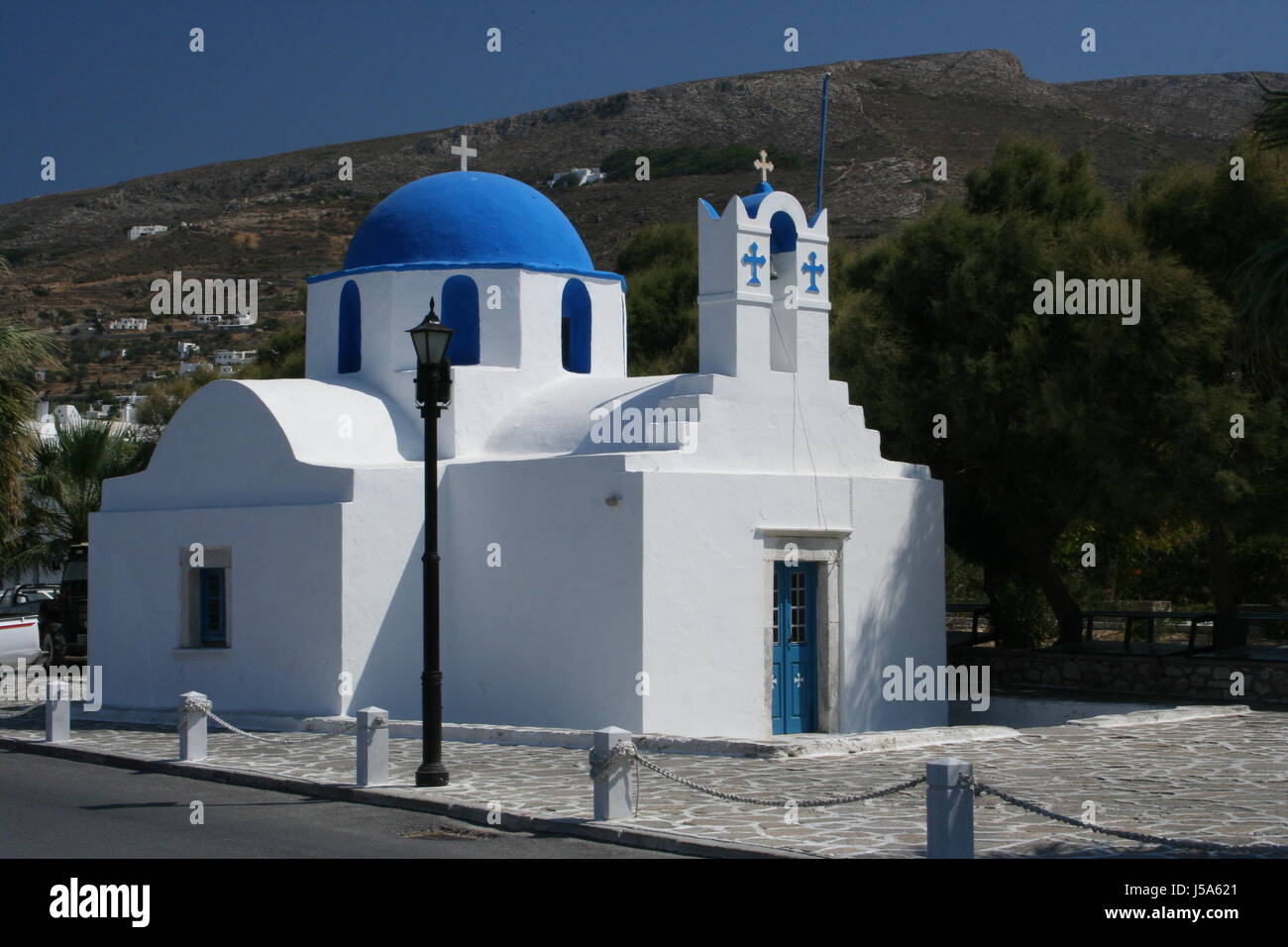 Chiesa Grecia parikia griechischer stil kykladenstil blauer himmel alter bau Foto Stock