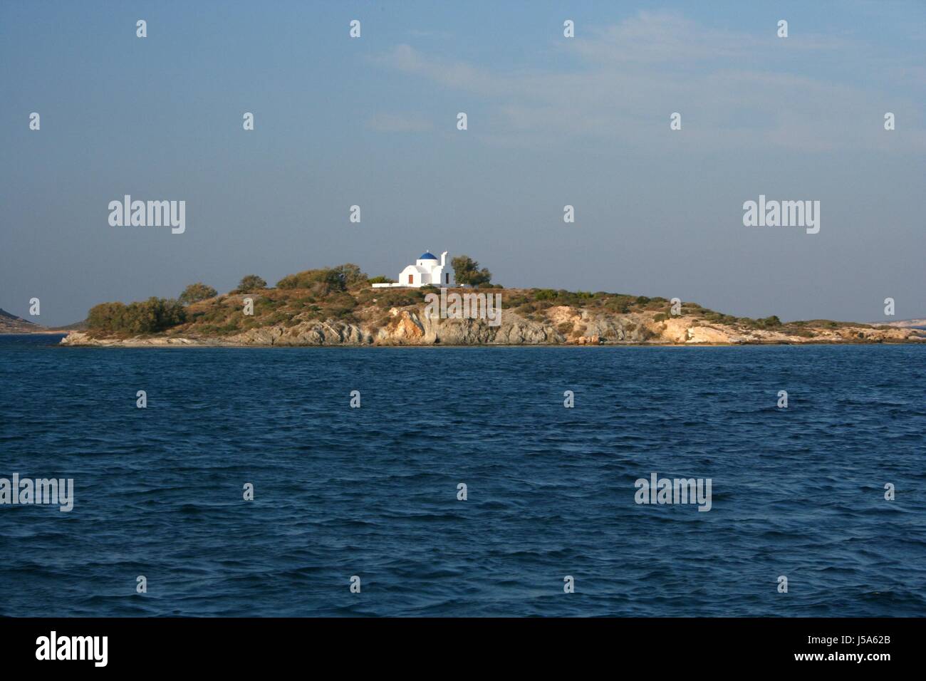Chiesa grecia isola isola naoussa griechischer stil kykladenstil blauer himmel Foto Stock