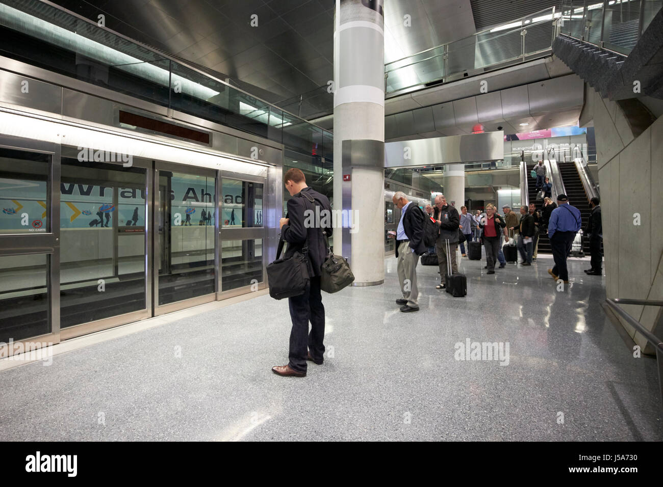 Passeggeri attendere inter aerotrain terminale di trasporto treno l'Aeroporto Internazionale di Dulles che serve a Washington DC USA Foto Stock