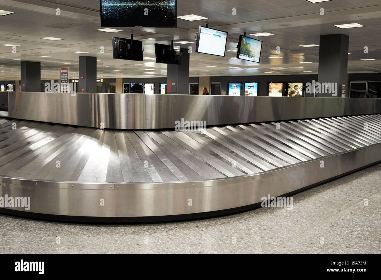 Svuotare il reclamo bagagli area di raccolta Dulles International Airport serve a Washington DC USA Foto Stock