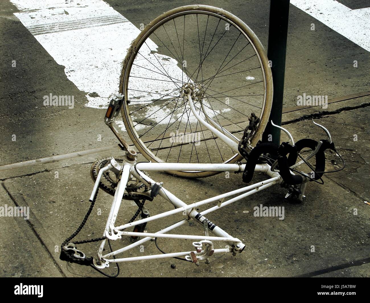 Lanterna di rottami furto rubare reato inutile il furto di biciclette ciclo di  bicicletta Foto stock - Alamy