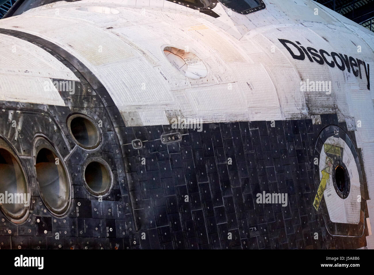 Schermo termico piastrelle naso spintori e uscita di emergenza sulla navetta spaziale Discovery usa Foto Stock