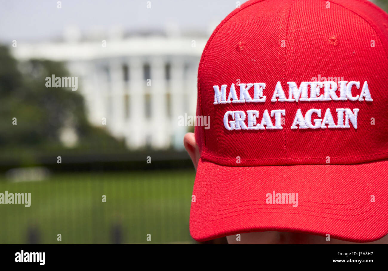 Uomo che indossa red rendere l'america grande di nuovo al di fuori il trump casa bianca a Washington DC USA Foto Stock